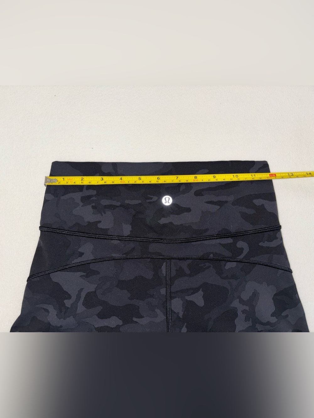 lululemon Camo High Rise Shorts Size 6 Black Gray Athletic Yoga - Picture 4 of 5